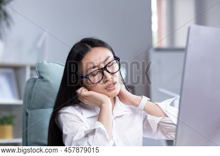 Close Up Photo, Youngasian Woman Office Worker, Freelancer, Business Woman In Glasses Sitting At The