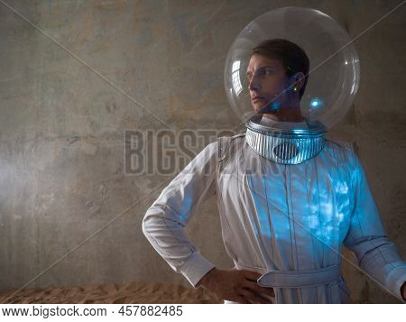An Astronaut On A Desert Planet Alone, An Explorer On A Distant Planet, Other Worlds And Civilizatio