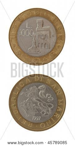 Viejas monedas de lira sanmarinense 1000 aisladas en blanco