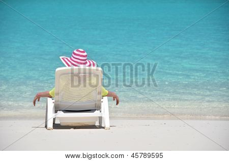 Plážovým výjevem. Exuma, Bahamy