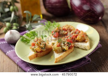 Open panini con caviale di melanzane su un piatto