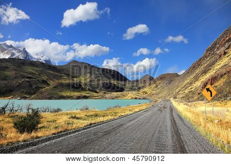 Der Nationalpark Torres del Paine in Chile. Die Schotterstraße entlang der Ufer des Lago Pehoe