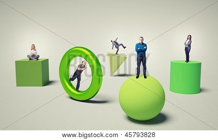 uomini d'affari su solidi 3d verde