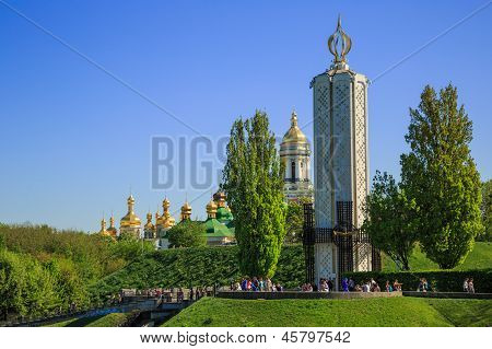 เคียฟซุลฮานี่ Pechersk Lavra วออโธดอกซ์อารามและอนุสรณ์กับทุพภิกขภัย (holodomor) ในสหภาพโซเวียต ยูเครน