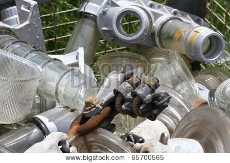 Glass And Iron By Electrical Insulators In A Controlled Discharge Of Special Solid Wastes