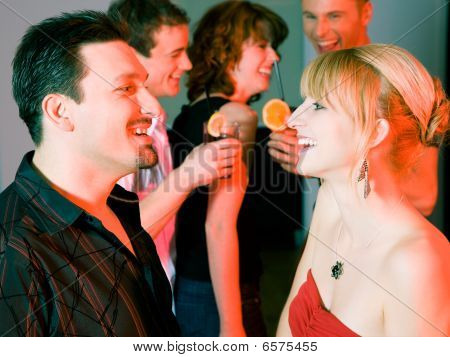 Folk, flirt og drikke i en bar