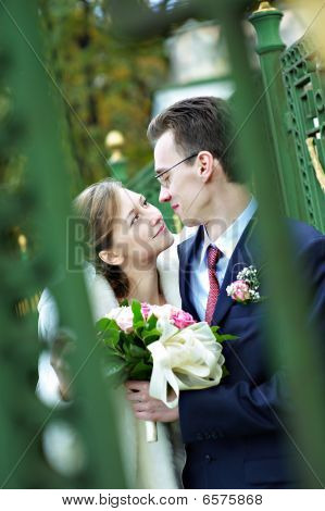 Bruid en bruidegom op Wedding wandeling
