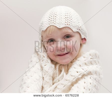 Blond pige i hvid kjole og hat