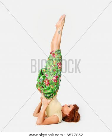 Pige praktiserende Yoga