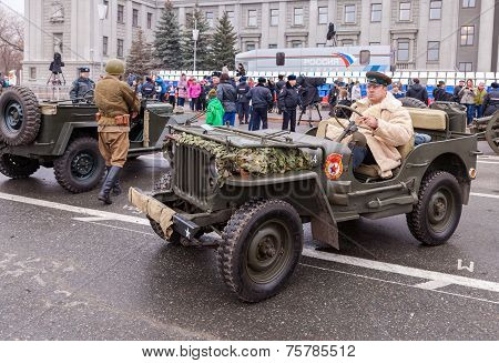 Samara, Russia - November 7, 2014: Reenactment Of The Battle Near Moscow In 1941 At The Kuibyshev Sq