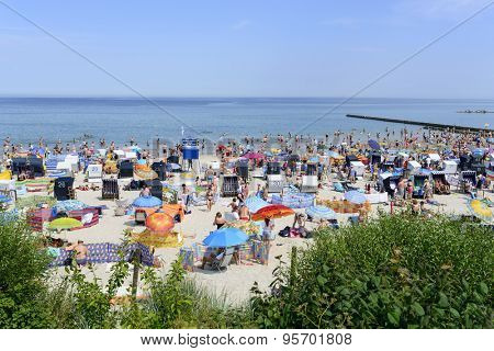 USTKA - JULY 04: Tourists enjoy the sunny weather and relaxing on the Baltic sea beach on 04 July 2015 in Ustka, Poland.