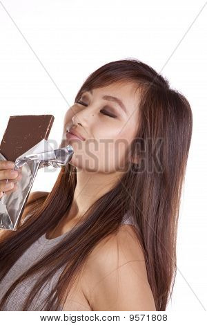 Kvinde duftende chokolade