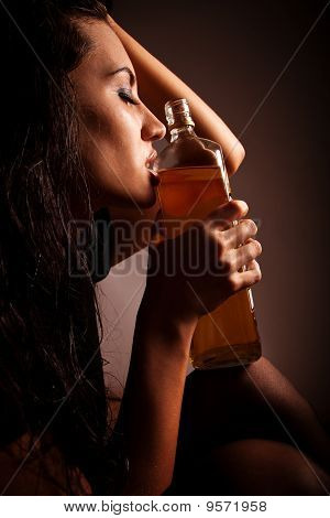 Portret pięknej kobiety z butelki alkohol