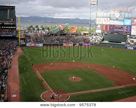 Giganti lanciatore Tim Lincecum genera un Pitch di Braves Jason Heyward