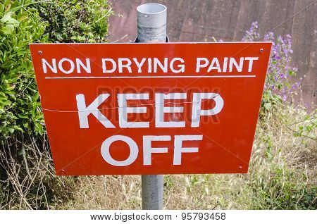 sign saying non drying paint.