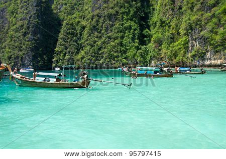  KRABI,THAILAND - FEBRUARY 25 : island famous attractions.Tourists of different countries come to visit the beautiful islands of Andaman and popular sunbathing on FEBRUARY 25 , 2012 in Krabi.