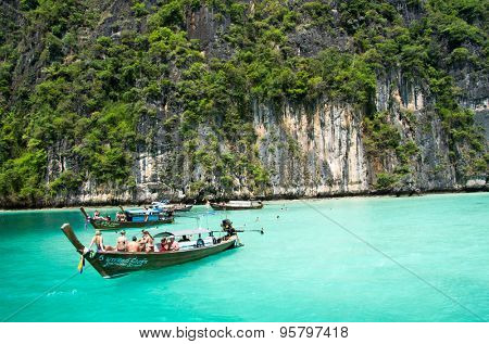  KRABI,THAILAND - FEBRUARY 25 : island famous attractions.Tourists of different countries come to visit the beautiful islands of Andaman and popular sunbathing on FEBRUARY 25 , 2012 in Krabi.