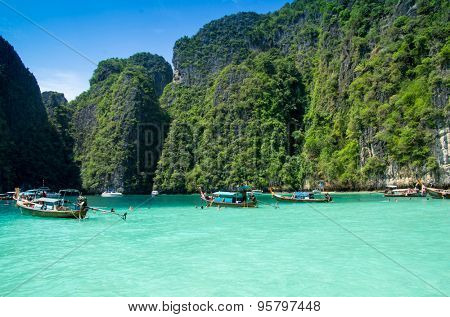  KRABI,THAILAND - FEBRUARY 25 : island famous attractions.Tourists of different countries come to visit the beautiful islands of Andaman and popular sunbathing on FEBRUARY 25 , 2012 in Krabi.