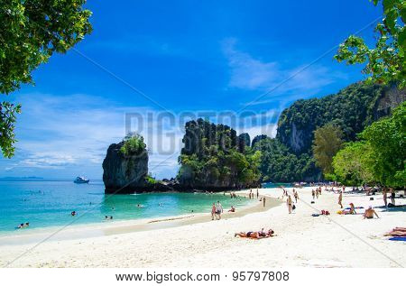  KRABI,THAILAND - FEBRUARY 25 : Koh Hong island famous attractions.Tourists of different countries come to visit the beautiful islands of Andaman and popular sunbathing on FEBRUARY 25 , 2012 in Krabi.