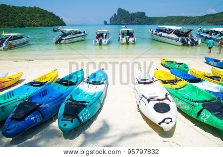  KRABI,THAILAND - FEBRUARY 25 : island famous attractions.Tourists of different countries come to visit the beautiful islands of Andaman and popular sunbathing on FEBRUARY 25 , 2012 in Krabi.