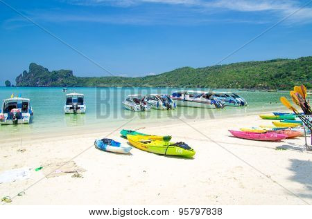  KRABI,THAILAND - FEBRUARY 25 : island famous attractions.Tourists of different countries come to visit the beautiful islands of Andaman and popular sunbathing on FEBRUARY 25 , 2012 in Krabi.