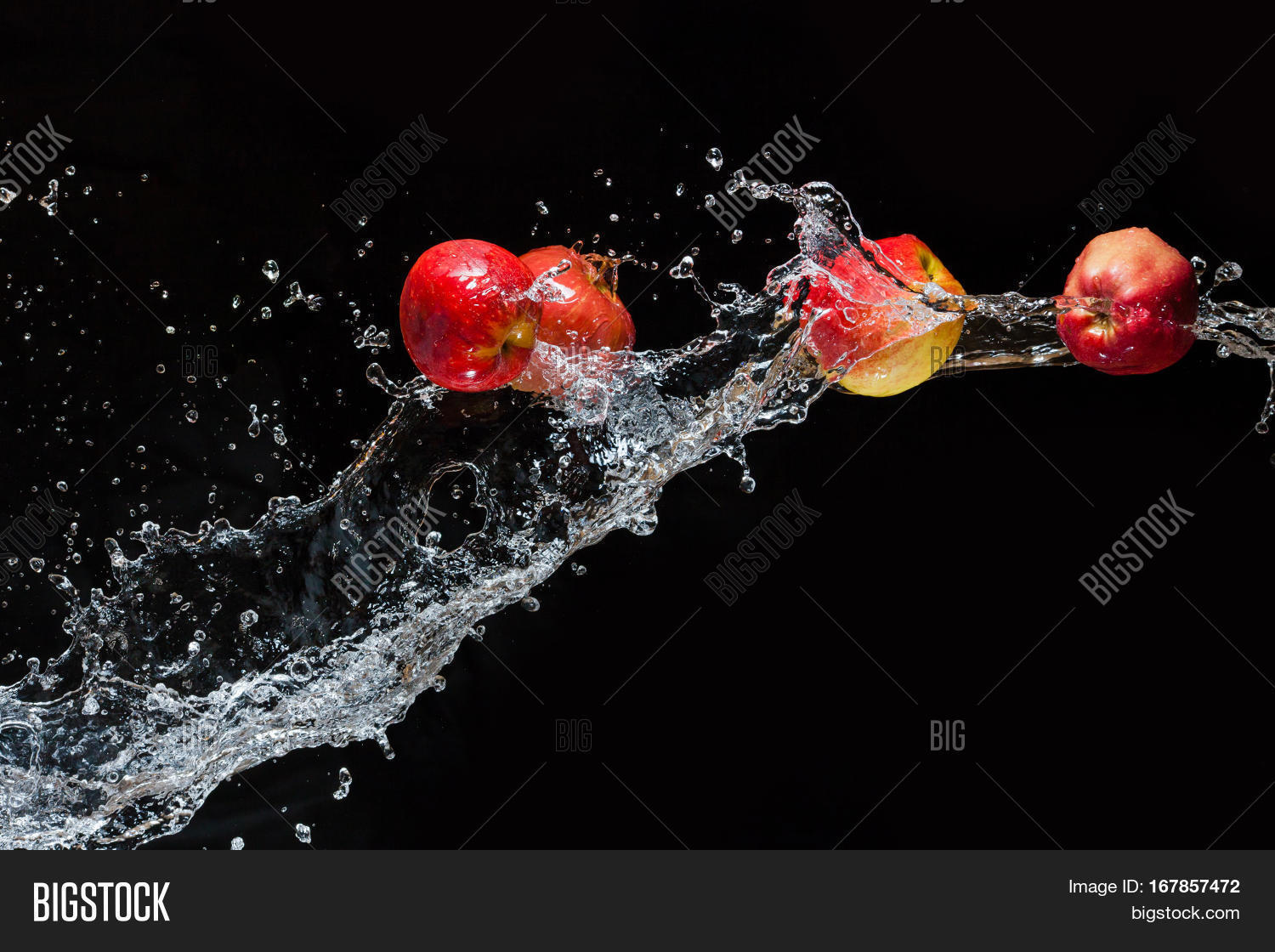 летающие яблоки. яблоко в воздухе. фон из яблок. летящие яблочки. яблоки небо.