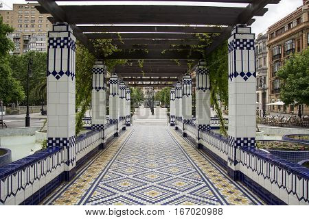 Photo of a monumet with pottery, white colour, blue colour and sunlight