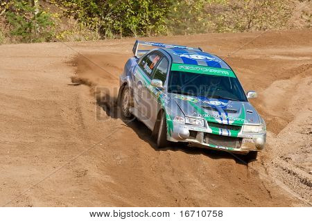 Rússia ROSTOV - 05 de setembro: Anton Demeshco dirige um carro de lancer Mitsubishi durante Rostov Velikiy Ru