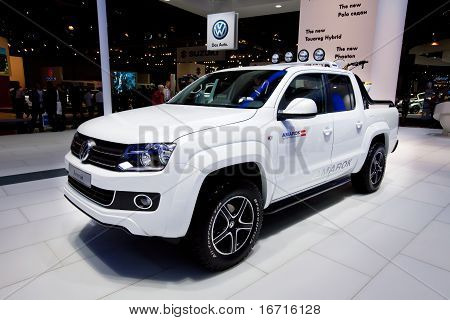 Mosca, Russia - 25 agosto: Jeep bianca auto Volkswagen Amarok a Mosca Mostra internazionale Int