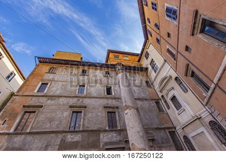 Colonna Della Antico Teatro In Rome