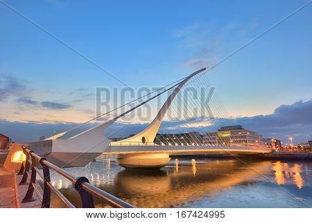 The Samuel Beckett Bridge in night time