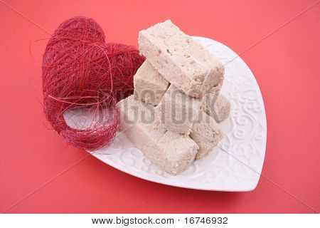piastra di Halva dolce su sfondo rosso