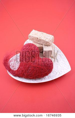 piastra di Halva dolce su sfondo rosso