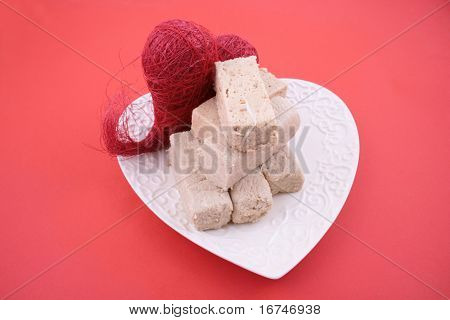 piastra di Halva dolce su sfondo rosso