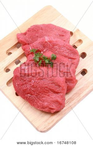 เนื้อสดบนเรือพร้อมปรุงแยกบนขาว