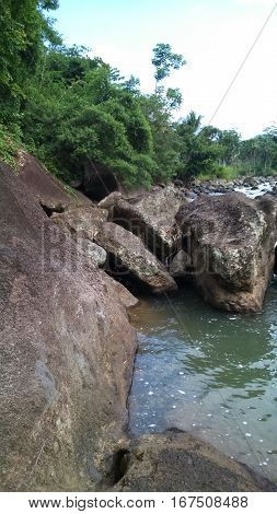 Tumpukan Batu Percantik Pinggir Sungai Memukau Panorama Mata Memandang