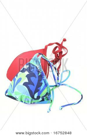 czerwone i niebieskie bikini na białym tle