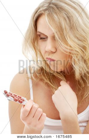Ansiosa rubia con pastillas rojos