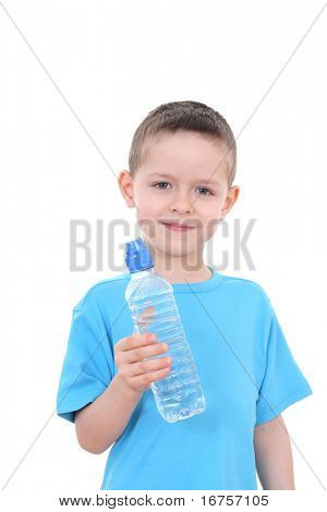 6 let starý chlapec s lahví vody izolovaných na bílém