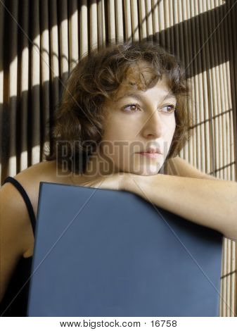 Donna attraente sognare ad occhi aperti con Laptop