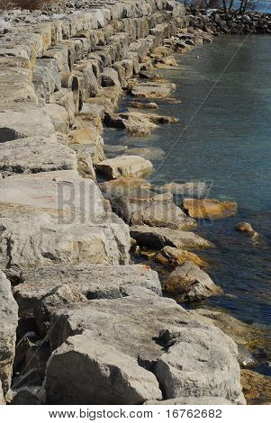 Sten Breakwall på søen