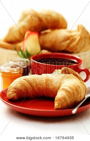 boter croissant en koffie bij het ontbijt - eten en drinken