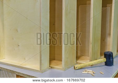 Bonding and assembly of furniture on the wooden pins
