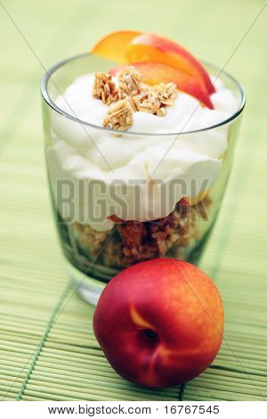 kieliszek jogurt z musli i świeże nektarynka - dieta i śniadanie