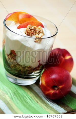 kieliszek jogurt z musli i świeże nektarynka - dieta i śniadanie