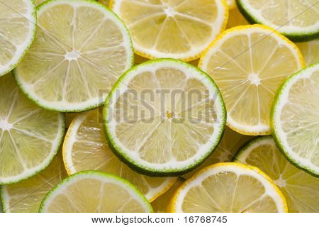 fundo de frutas frescas de limão e limão fatiados - frutas e legumes