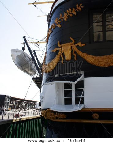 Vecchia nave da guerra