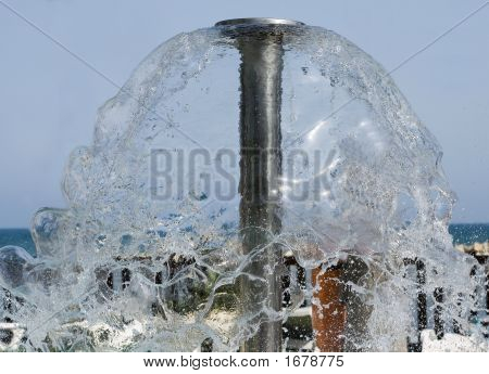 Brunnen des Wassers in Strandnähe