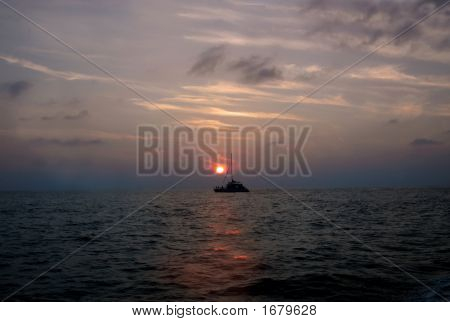 På tværs af en solnedgang