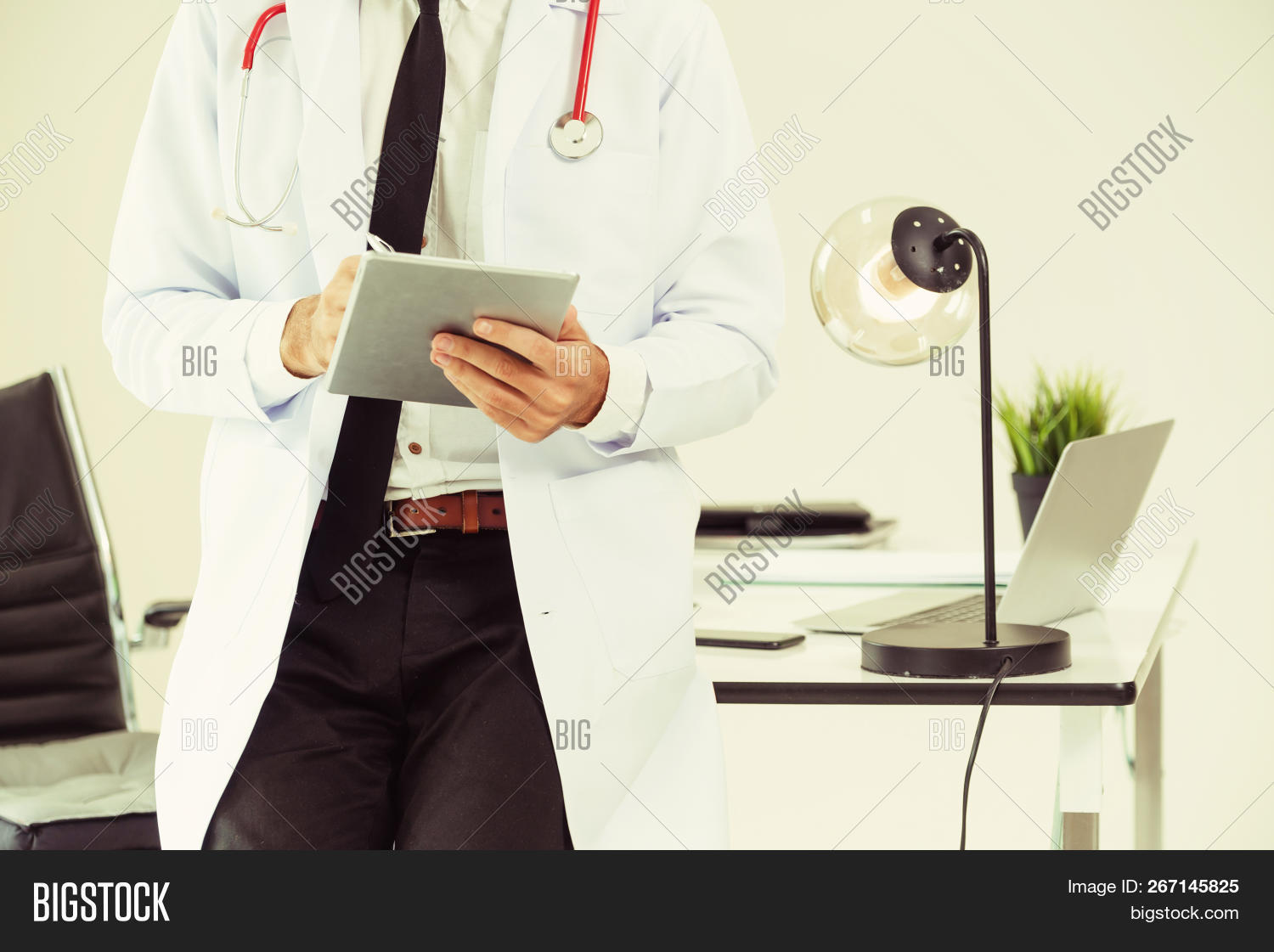 терапевт за работой. врач работает картинки. медицина юмор. врач не работал год. врач не работал год.